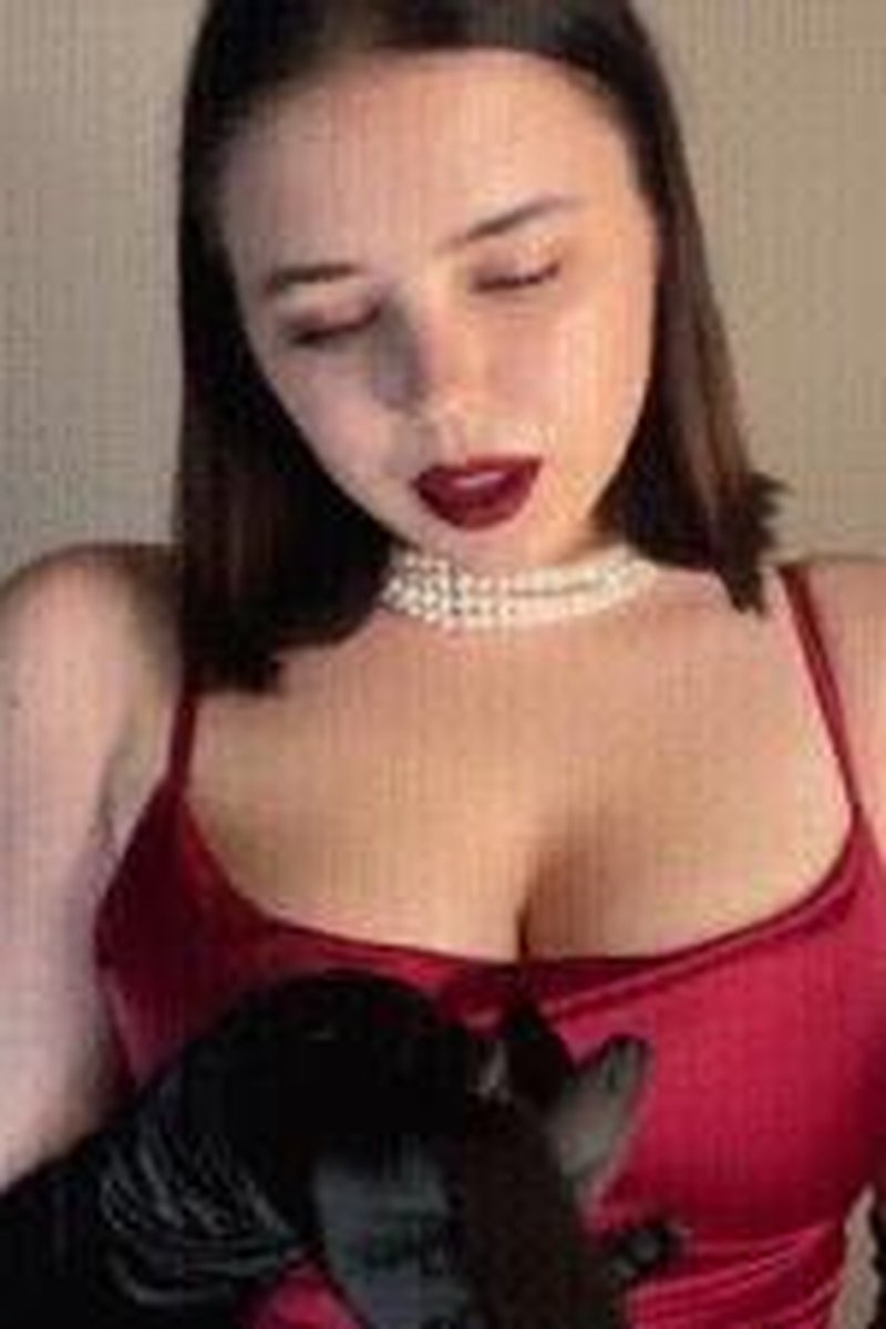 Mesmerizing Tits Seduction - Screenshot 1 of 4 - Beautiful