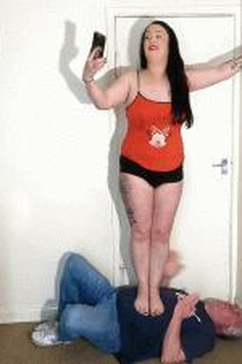 Natalia Barefoot Trample - Screenshot 1 of 4 - Bbw Big Beautiful Women