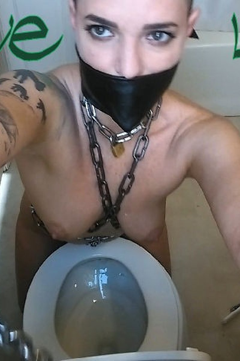 Slave Life - Cleaning the Toilet - Screenshot 1 of 4