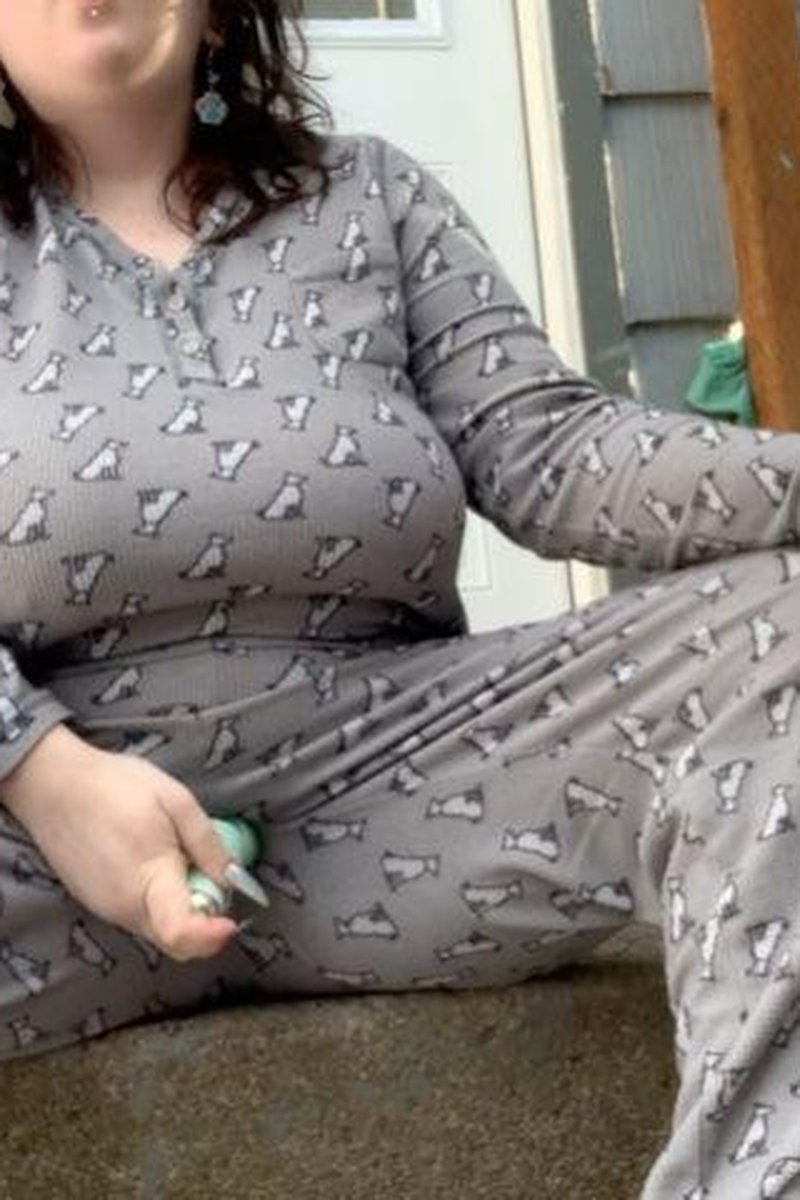 Cumming While Outside - Screenshot 1 of 4 - Curvy