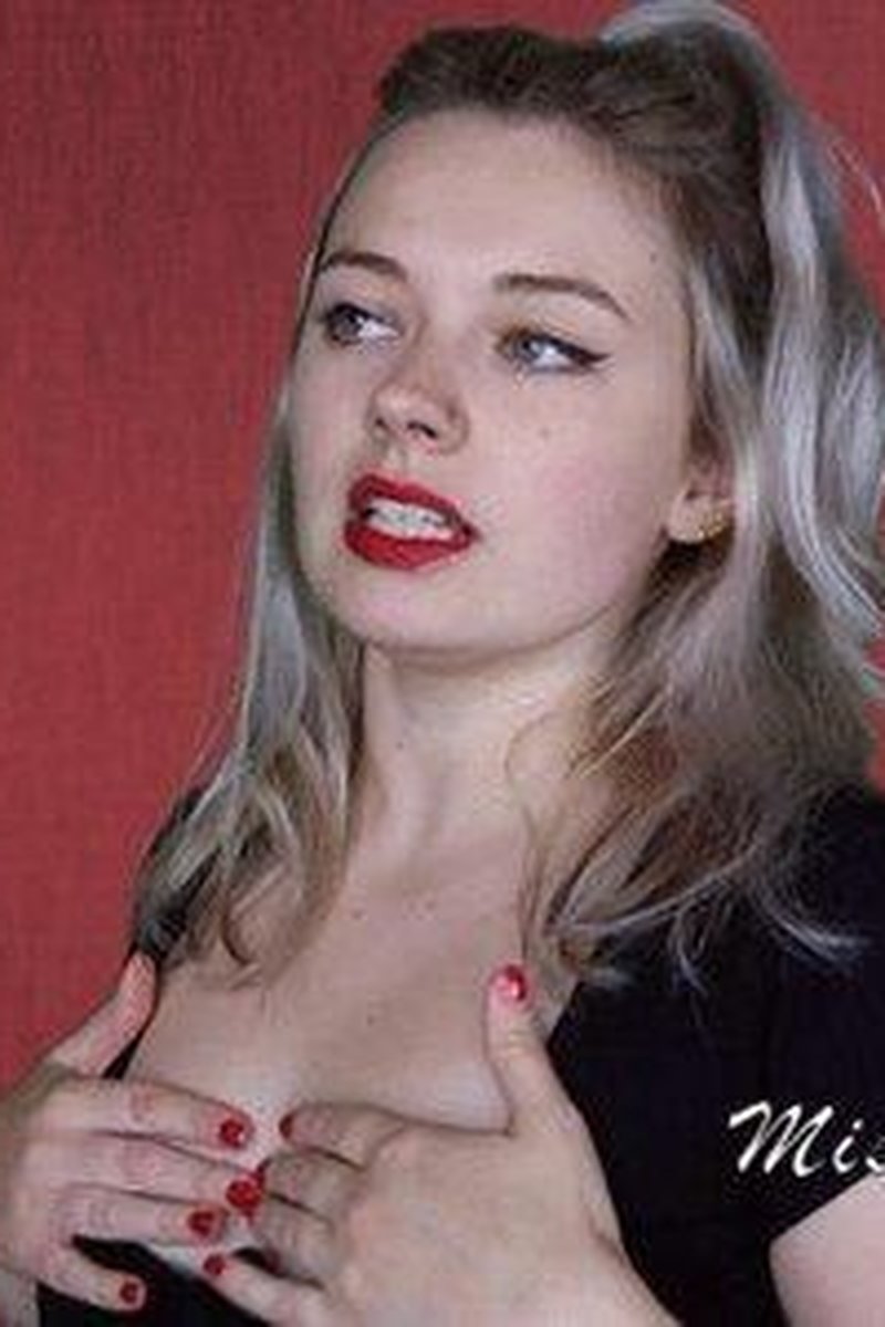 $Urrender Yourself - Screenshot 1 of 4 - Blonde Hair (Female)