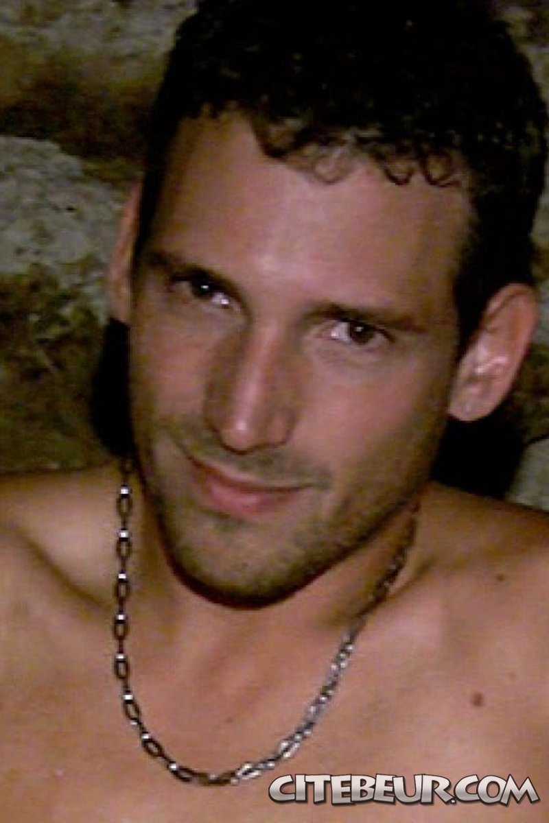 King-Size Addict - Screenshot 1 of 4 - Beautiful Men