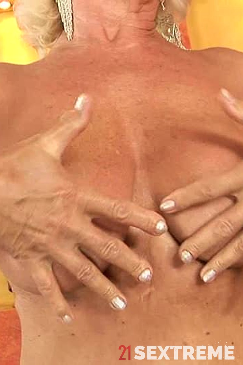 Cumming Mature: Effie - Screenshot 1 of 4 - Amateur