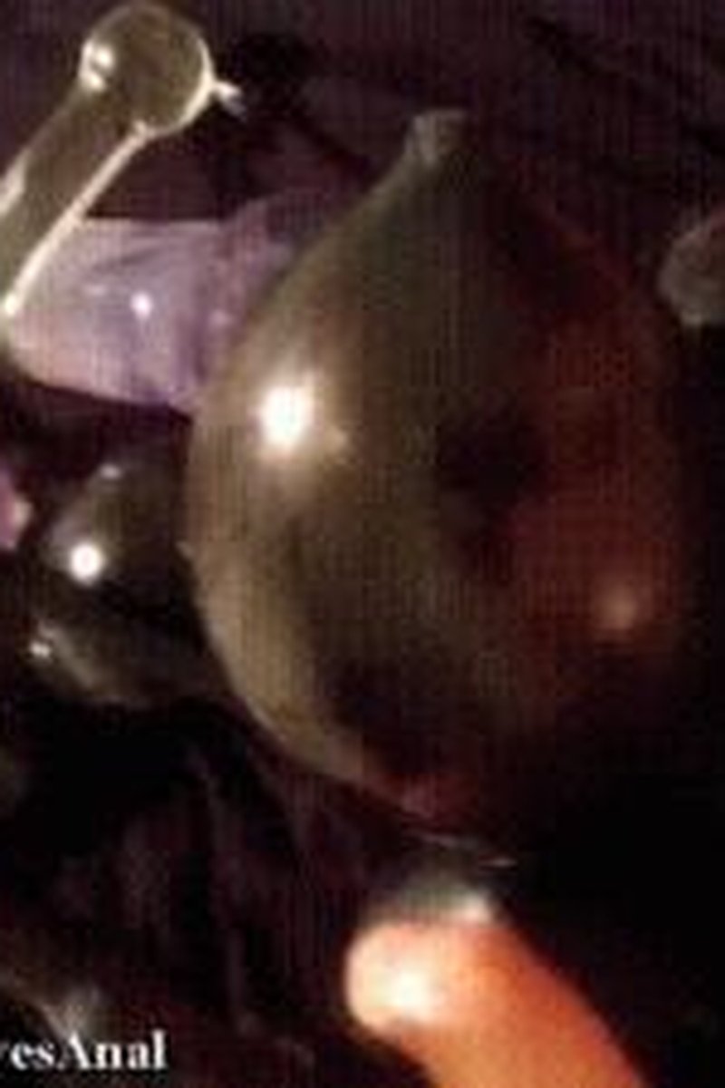 Inflatable Anal Plug Play - Screenshot 1 of 4 - Anal