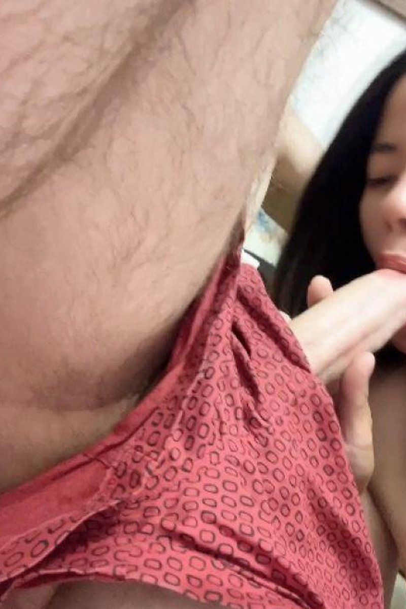 Sucking Nice Dick - Screenshot 1 of 4 - Blowjob