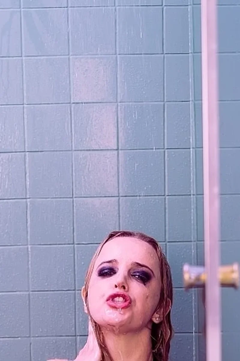 Drowned - Screenshot 1 of 4 - Shower