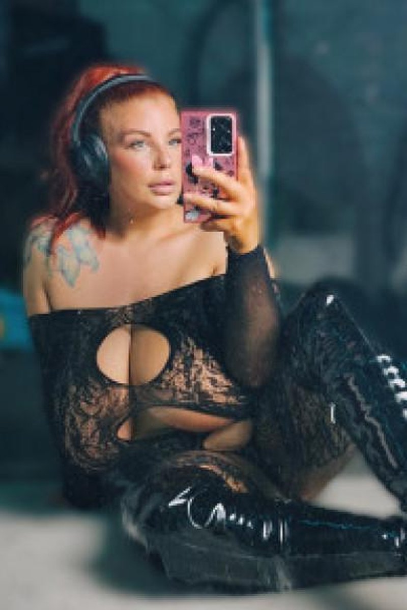 Teasing Pole Dance - Screenshot 1 of 4 - All Sex