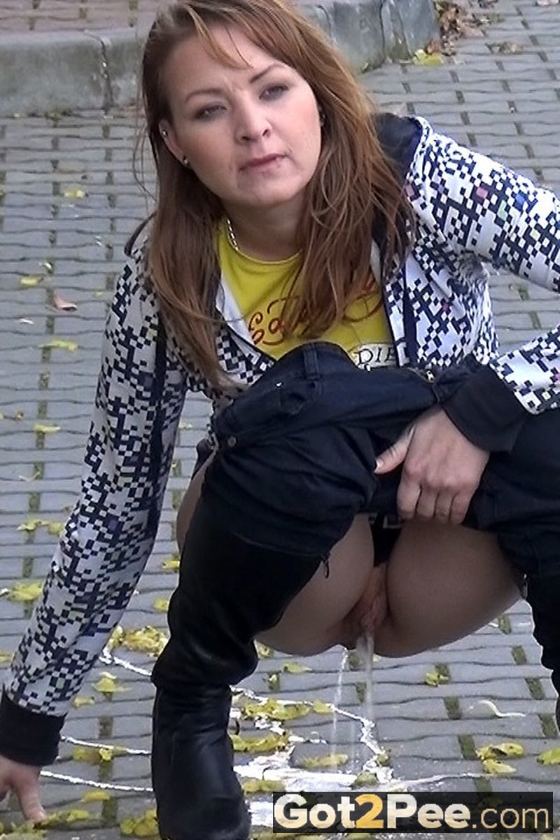 For a Walk - Screenshot 1 of 4 - Squatting