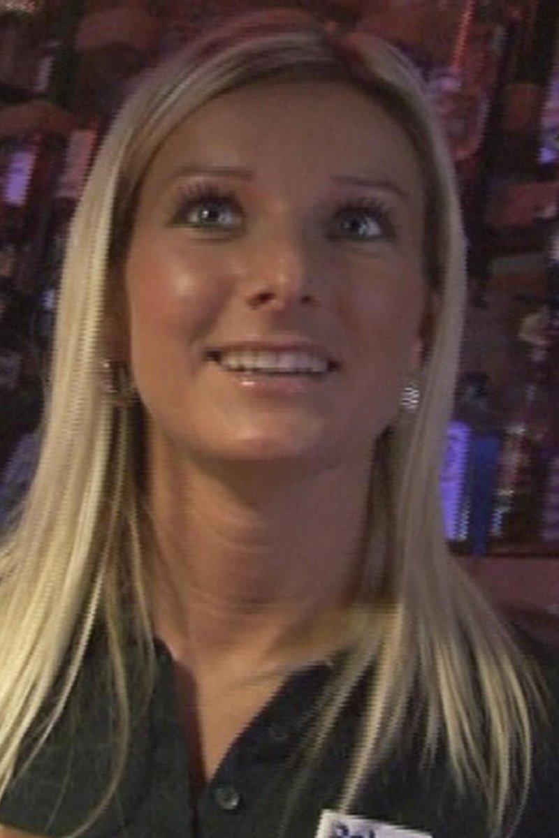 Beautiful Barmaid - Screenshot 1 of 4 - European