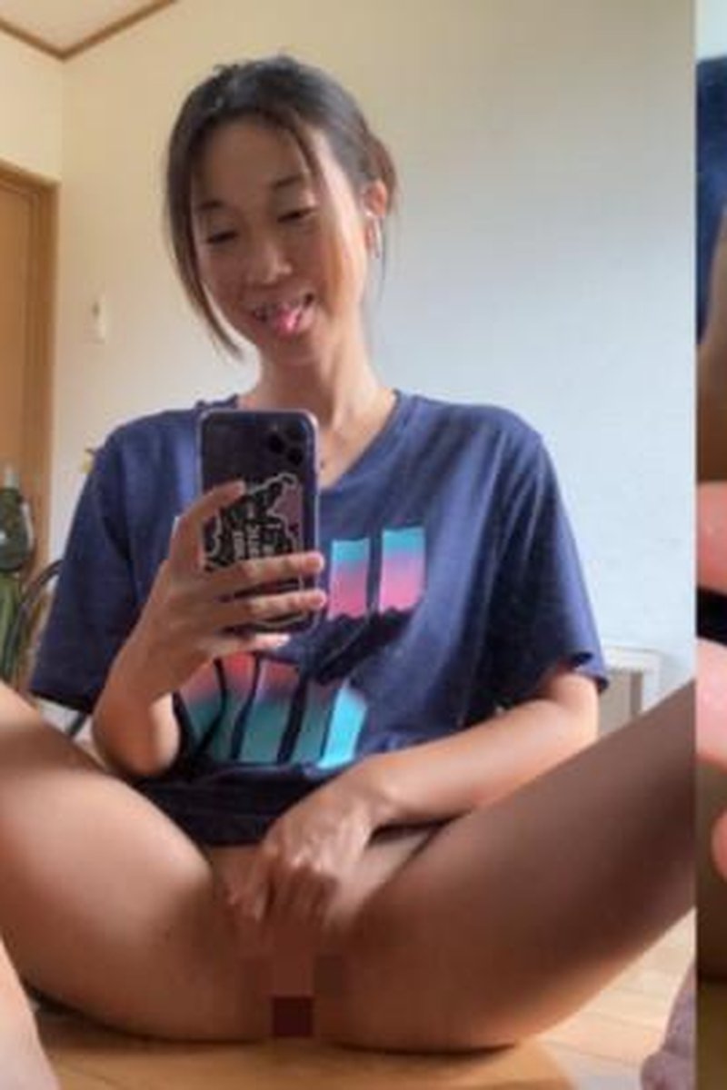 Mirror Selfie - Rubbing Pussy Masturbation - Screenshot 1 of 4 - Fingering