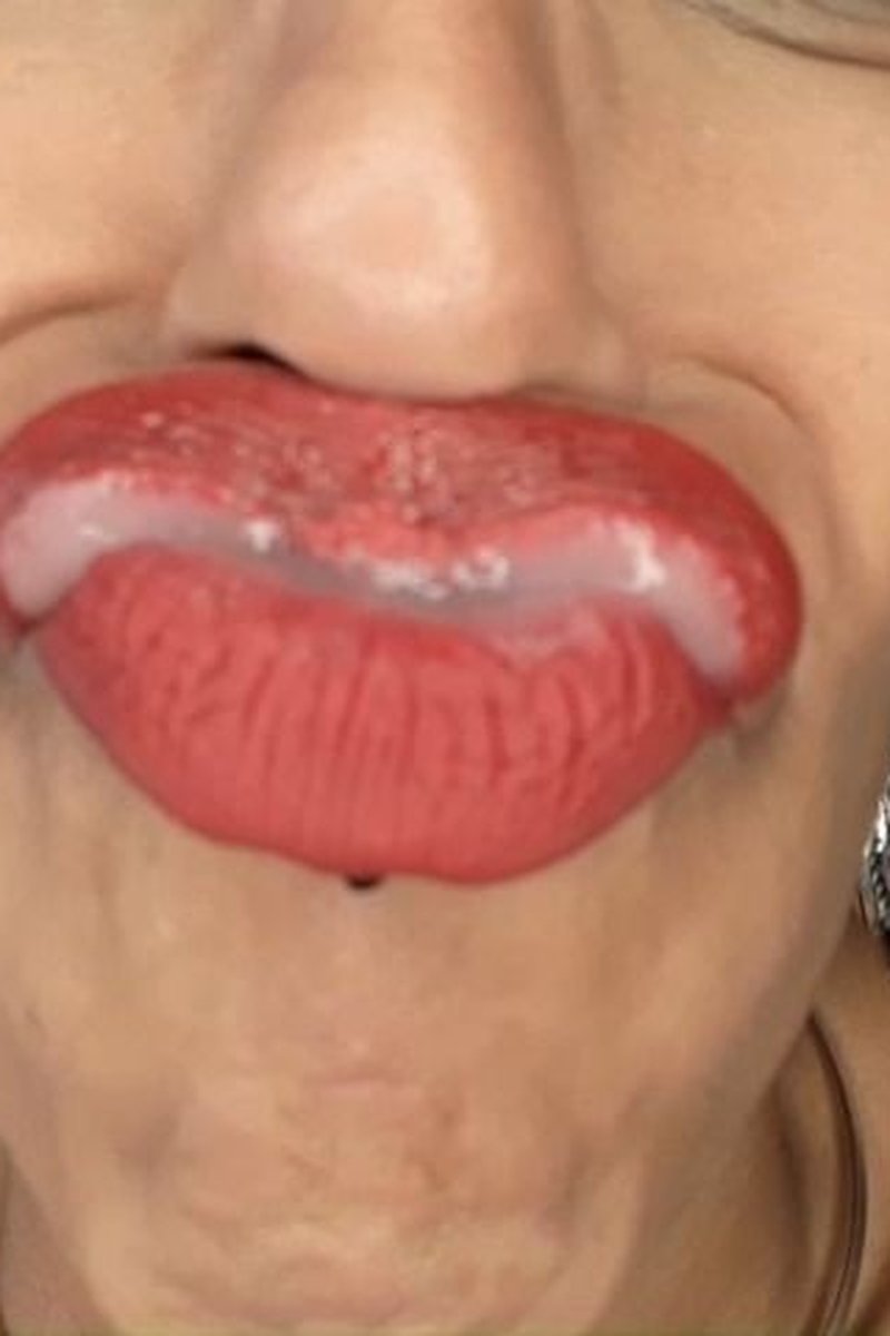 Lip Smelling - Screenshot 1 of 4 - Makeup