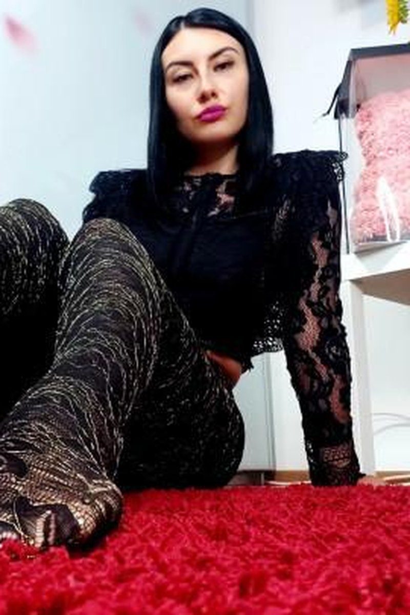 Mesmerizing Dangling - Screenshot 1 of 4 - Foot Torment