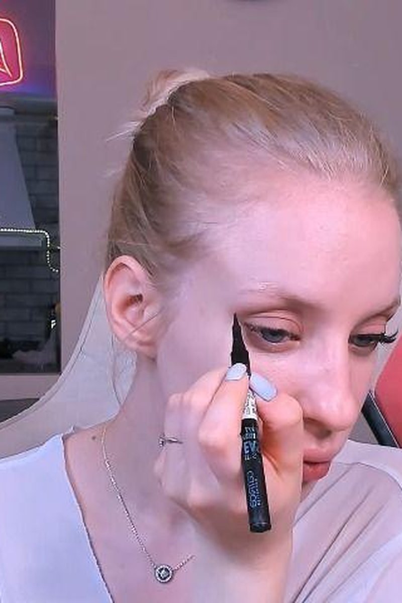 Make Up Tutorial - Screenshot 1 of 4 - Blonde Hair (Female)