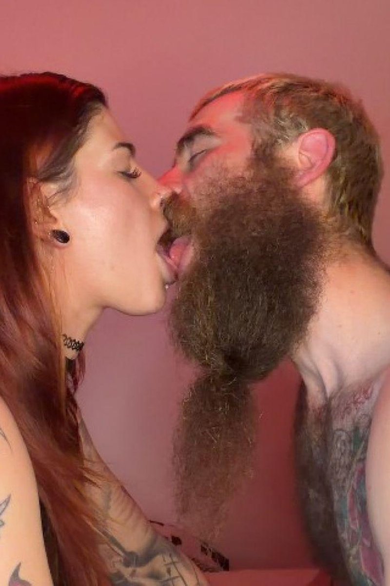 TP-manyvidslunatheslut-deep-french-kissing