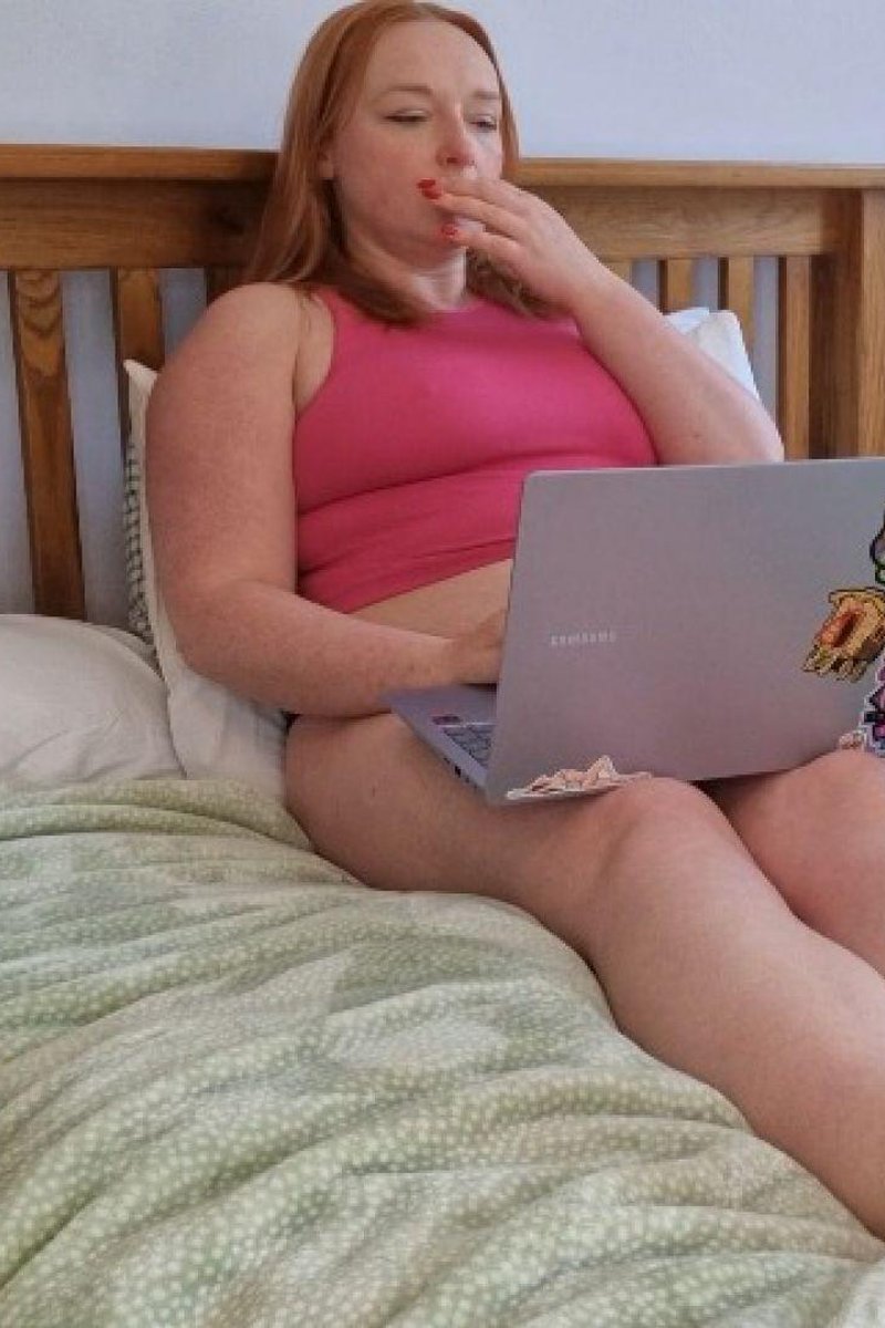 TP-manyvidscapturedkerry-girlfriend-ignores-you-fidgety-sock-wiggles-bare-feet