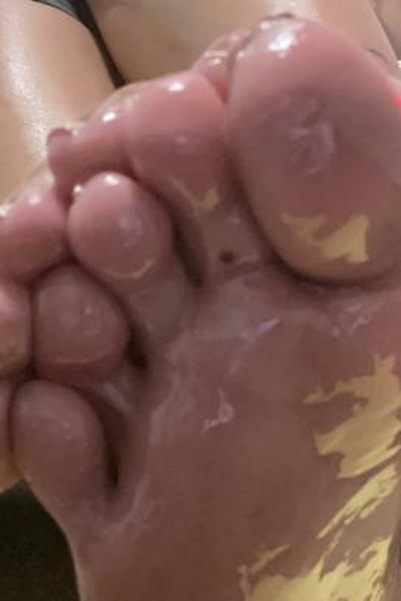 Foot Oiling - Screenshot 1 of 4 - Foot Fetish