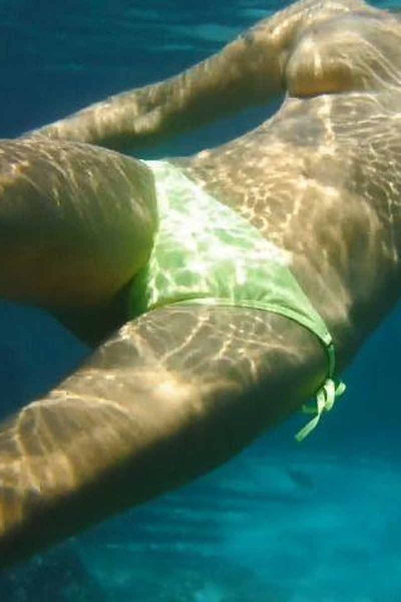 Underwater Pee Cloud 9 - Screenshot 1 of 4 - Fingering