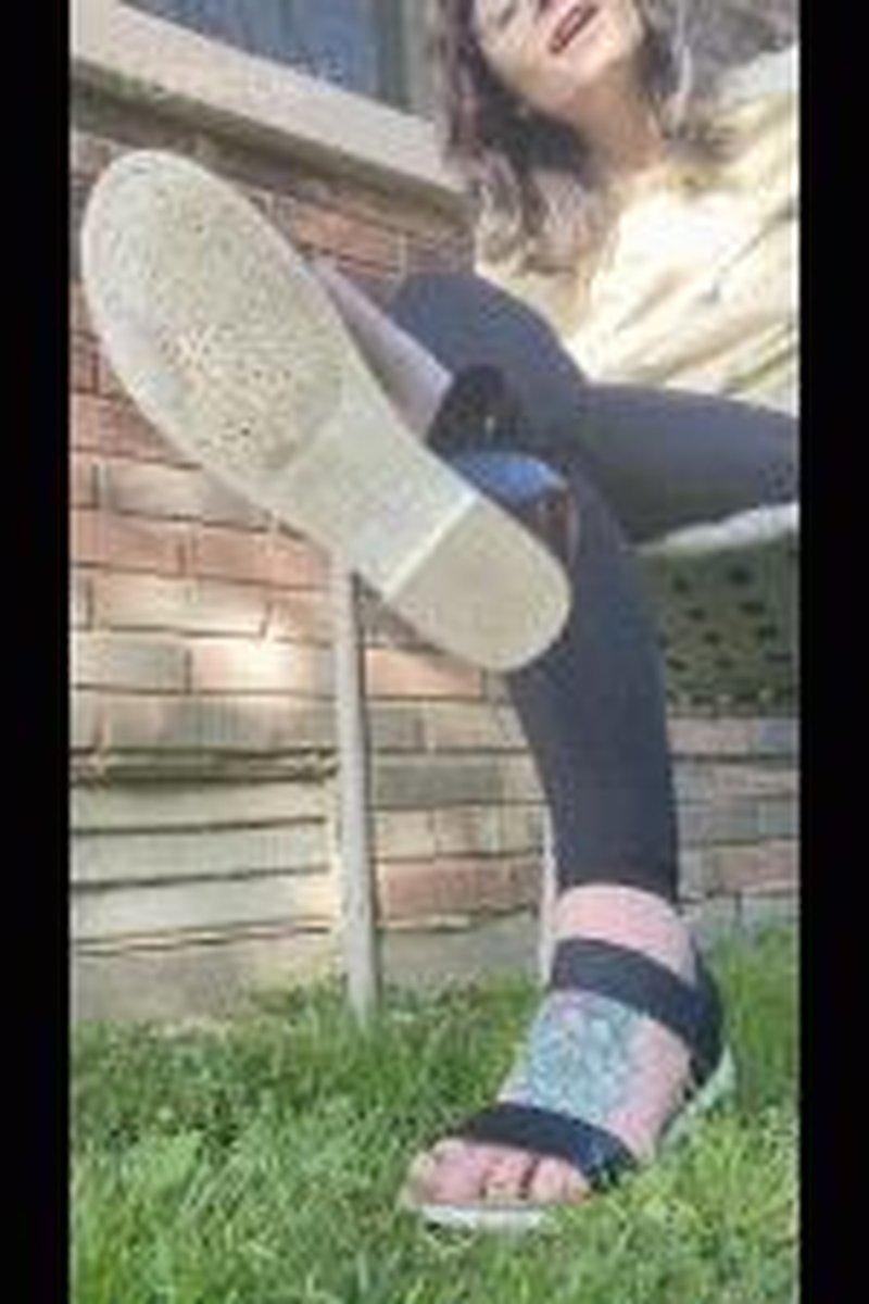 Sandal Teasing - Screenshot 1 of 4 - Foot Fetish