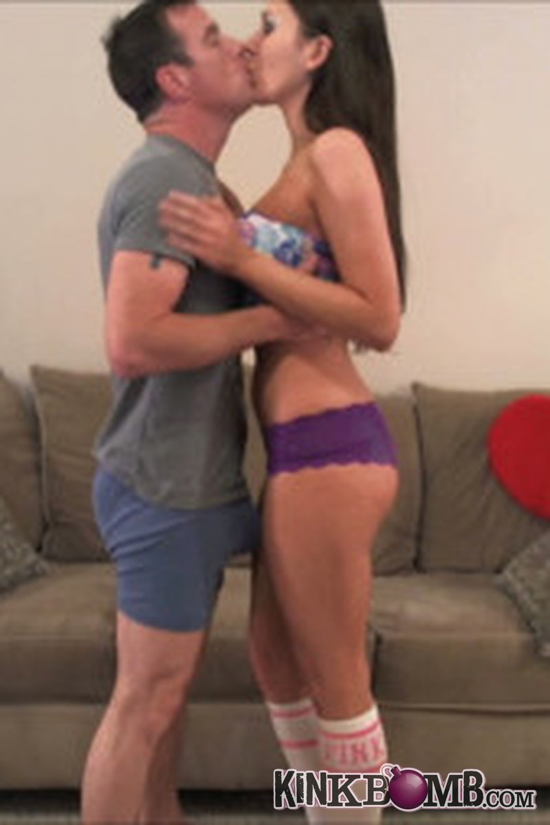 Miss Taylor: Making Out - Screenshot 1 of 4 - Kissing