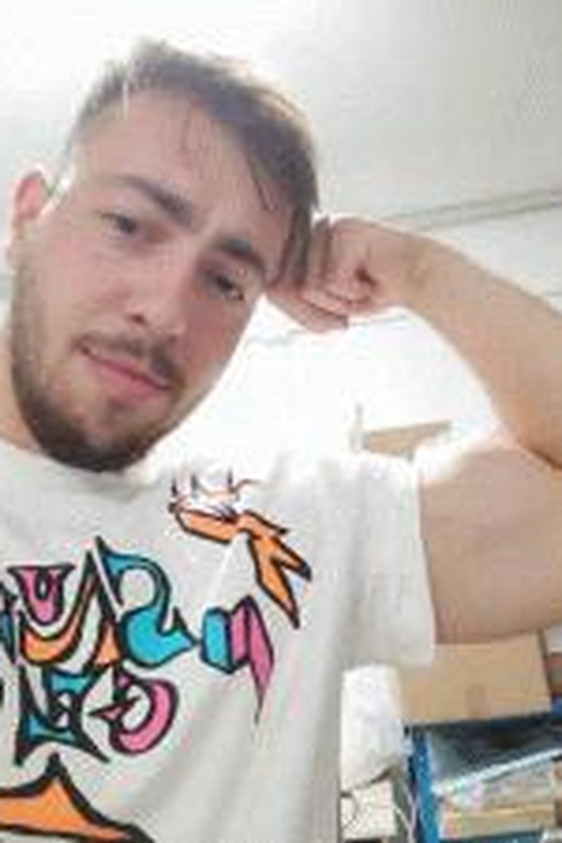 Arm Flexing - Screenshot 1 of 4 - 20-23 Years Old