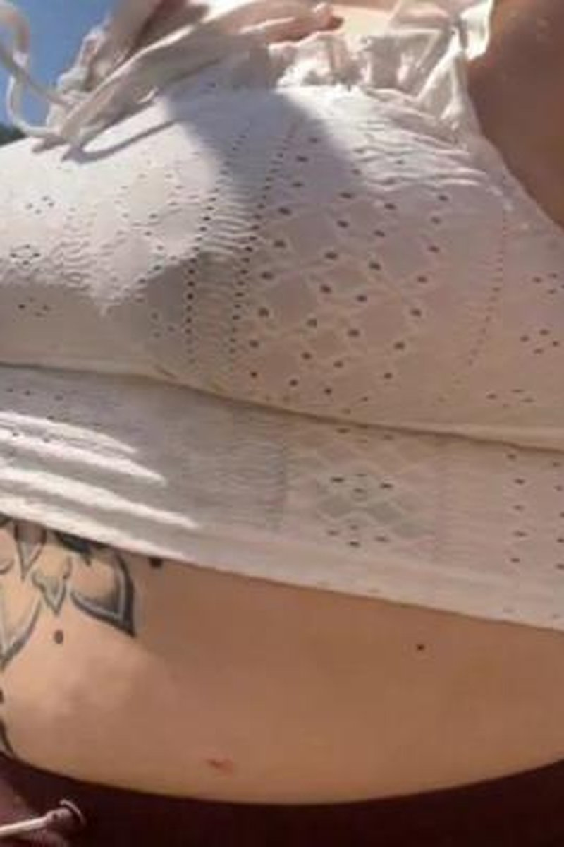 Bouncing On Trampoline - Screenshot 1 of 4 - BBW