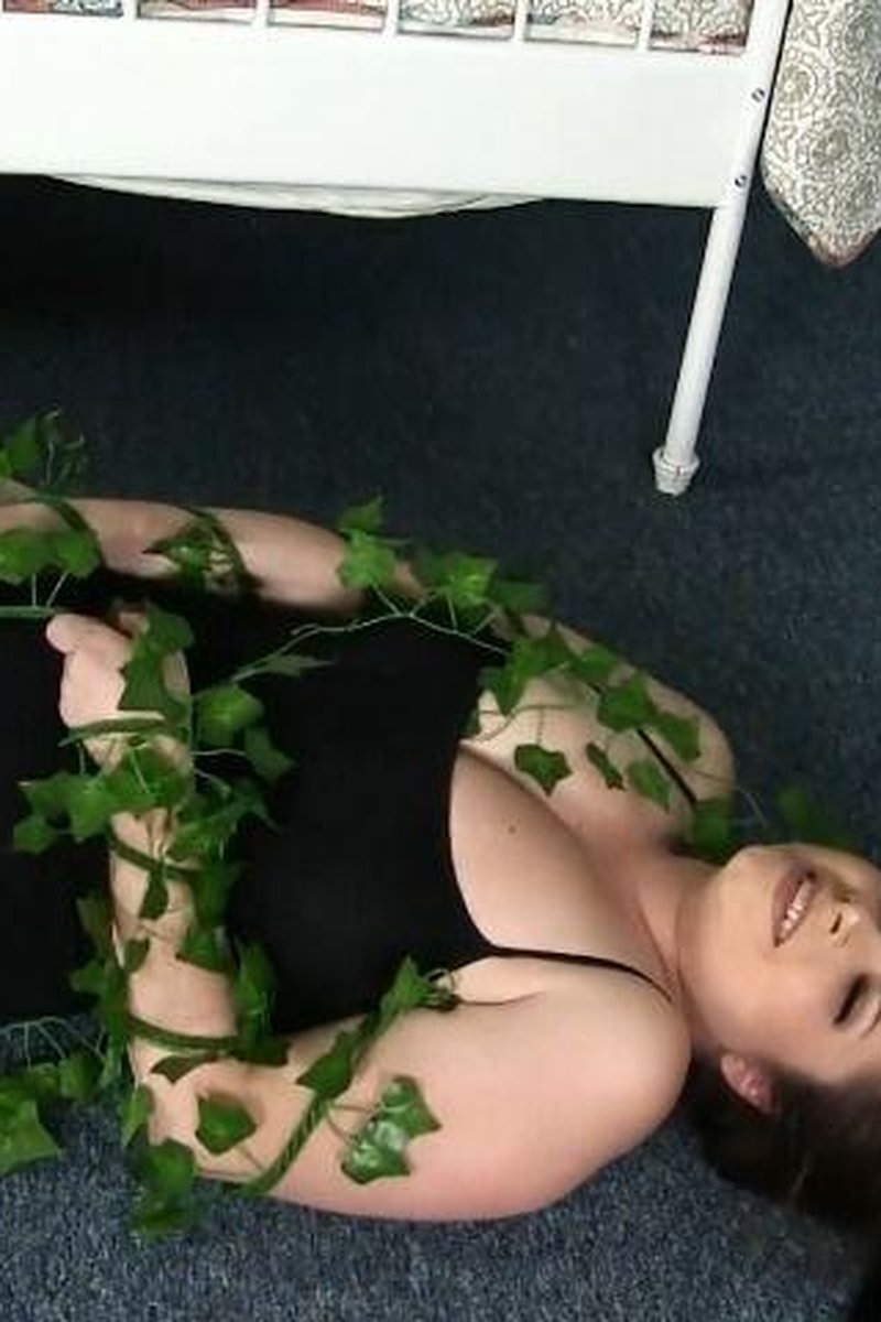 Vine Monster - Screenshot 1 of 4 - Bondage