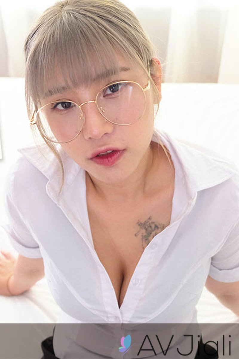 Mega Busty Alice Accepts A Job As A Porn Star - Screenshot 1 of 4 - Big Tits