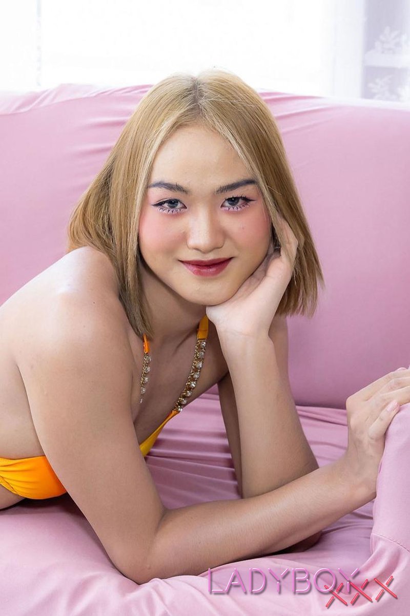Blonde Bombshell Unleashed - Screenshot 1 of 4 - Asian