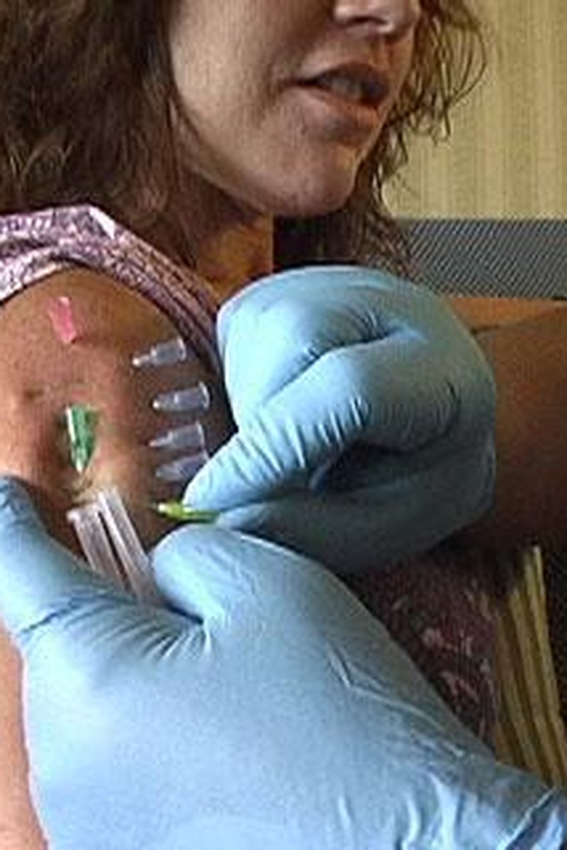 Needle Insertion Techniques - Screenshot 1 of 4 - Play Piercing