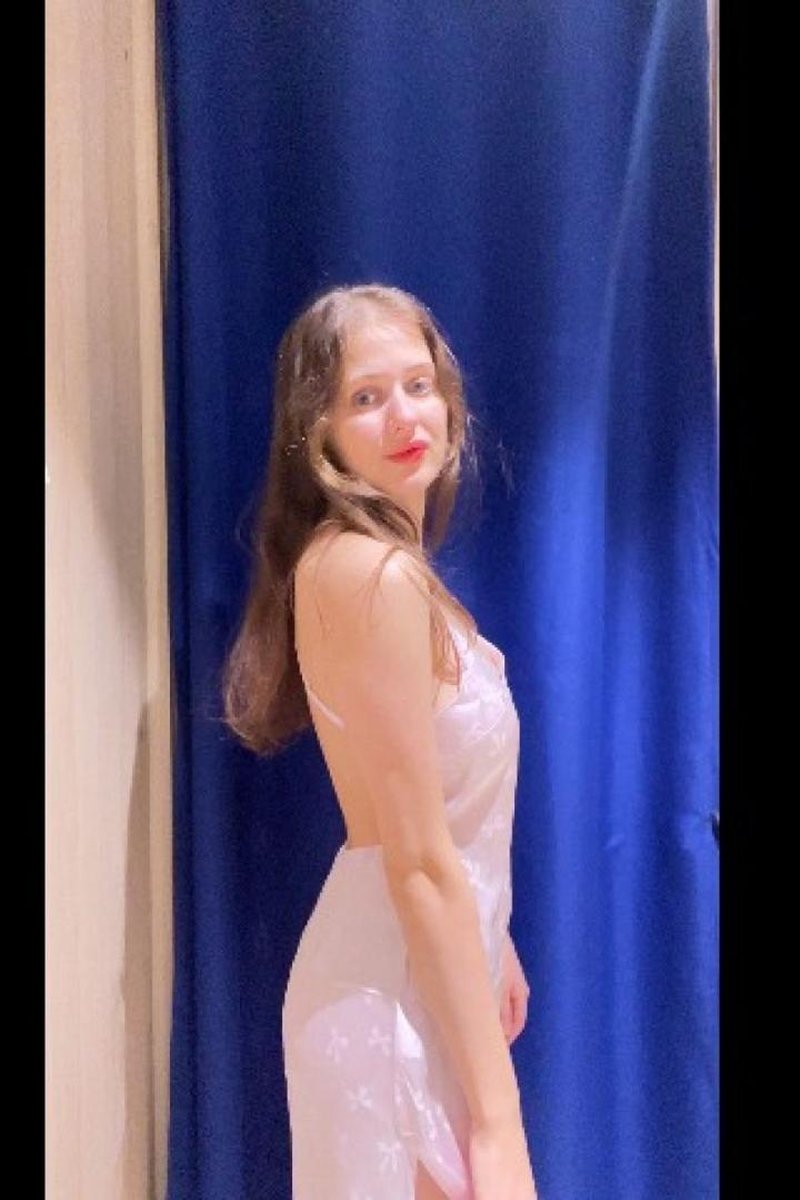 Fitting Clothes 2 - Screenshot 1 of 4 - Babes