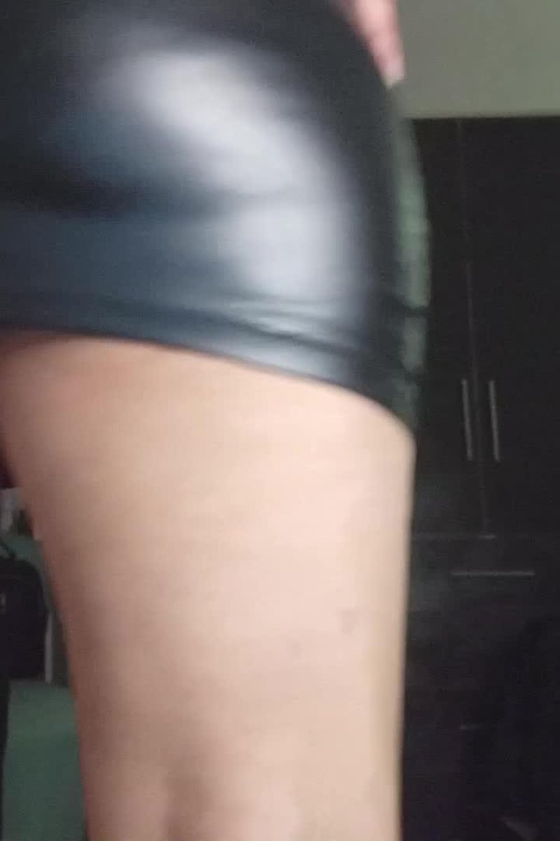 Miniskirts - Screenshot 1 of 4 - Latin Woman