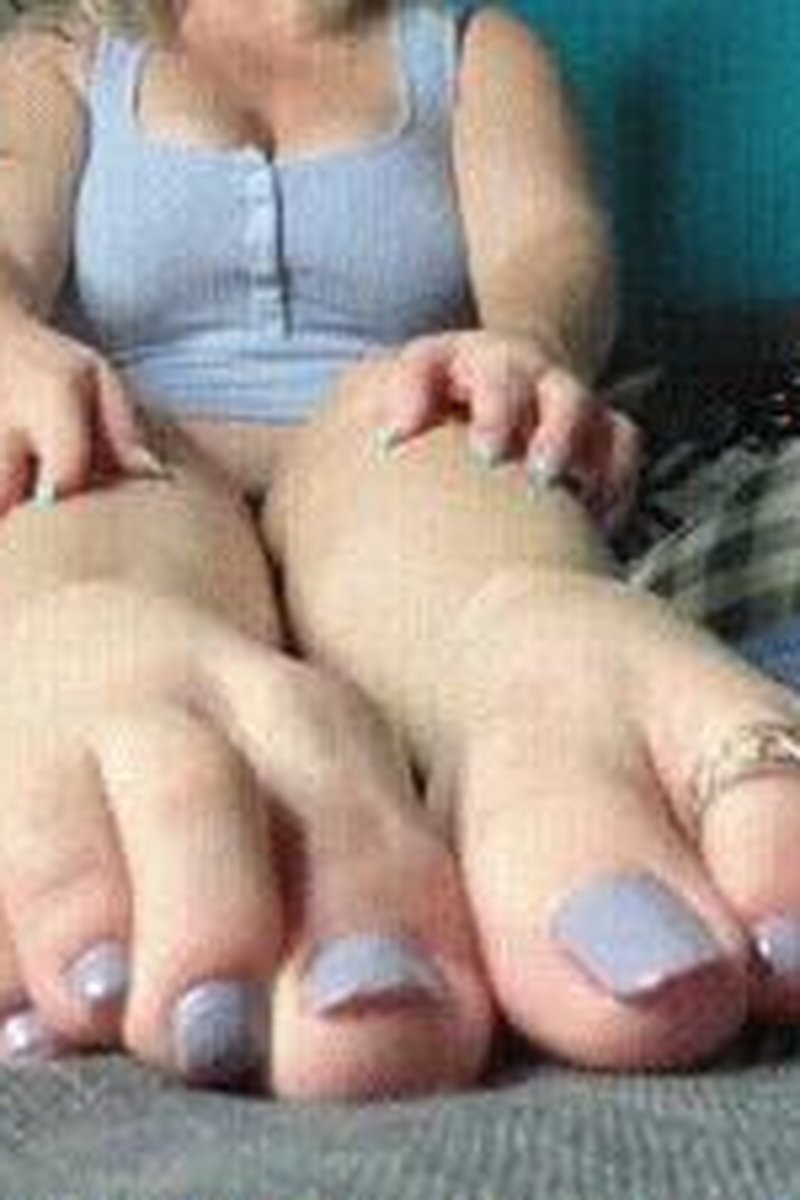 Lounging - Screenshot 1 of 4 - Blonde Hair (Female)