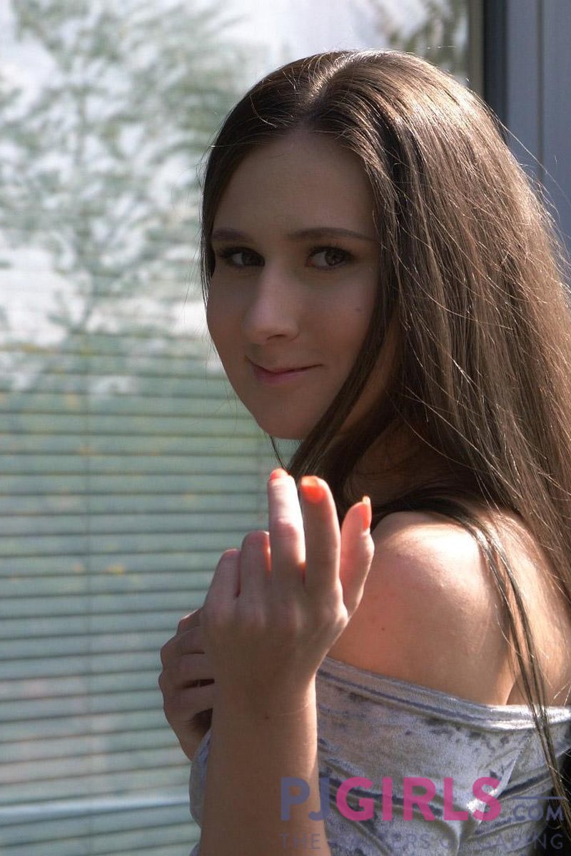 Lara Fox - Screenshot 1 of 4 - Brown Hair