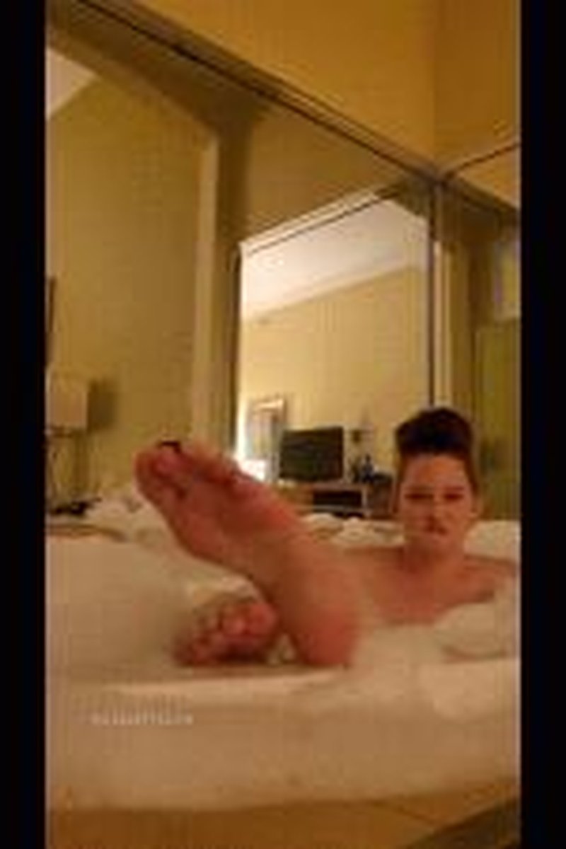 Bubble Bath - Screenshot 1 of 4 - Babes