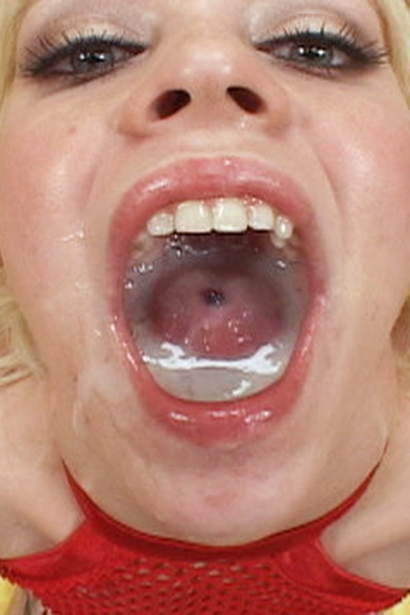 Kissy Kapri - Screenshot 1 of 4 - Blowjob