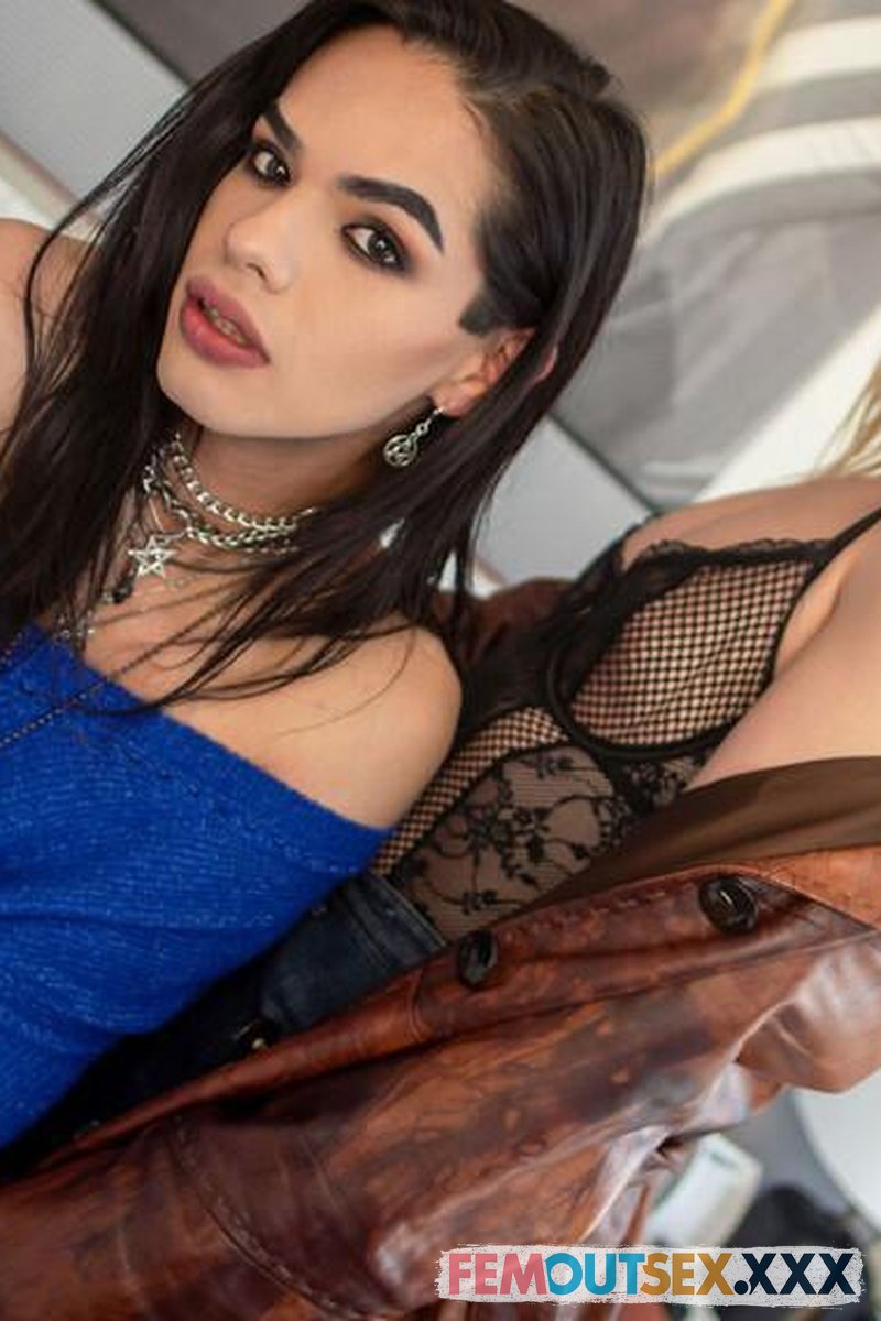 Demoness Steps Out - Screenshot 1 of 4 - Blowjob