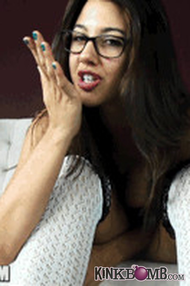 Ceara Lynch: Throb - Screenshot 1 of 4 - Masturbation