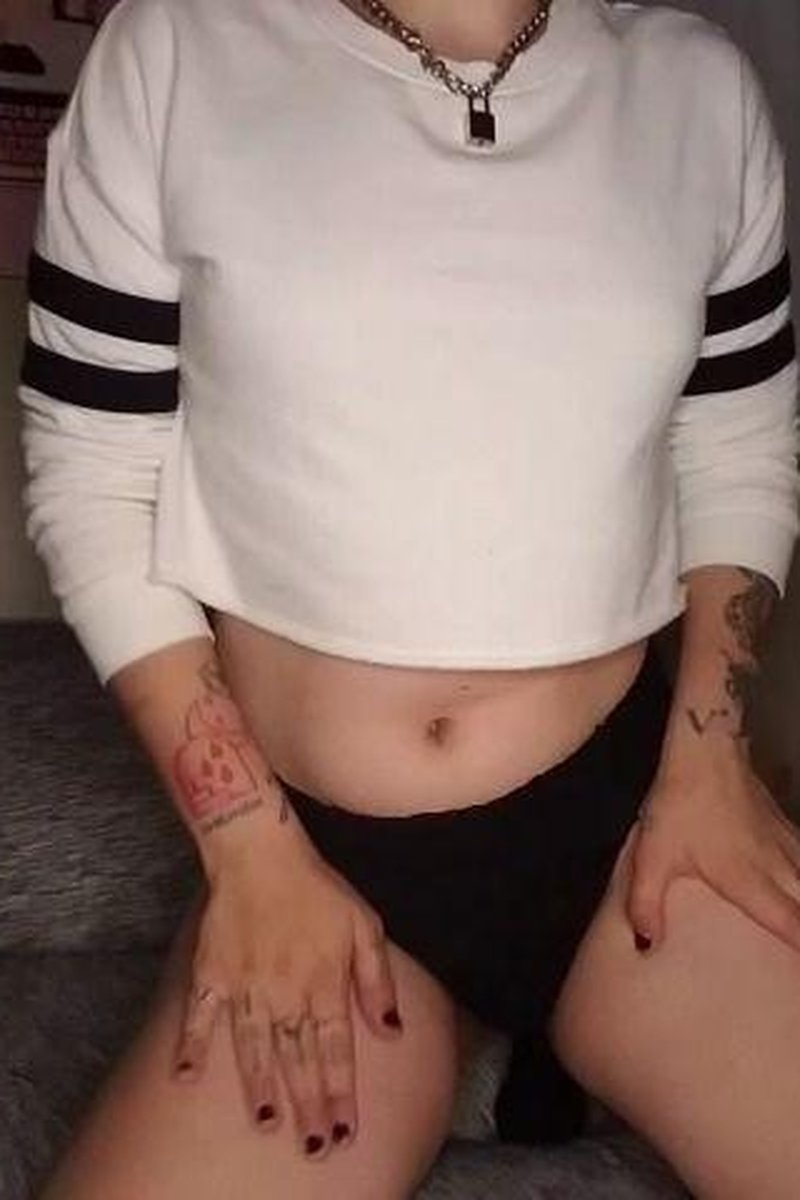 Tattooed Dyke Striptease - Screenshot 1 of 4 - Femdom