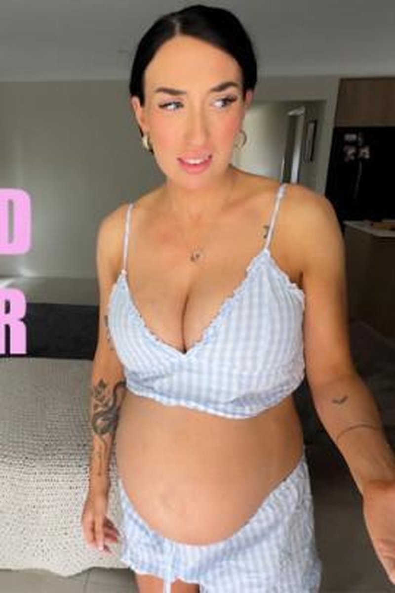 Mesmerized Babysitter - Screenshot 1 of 4 - Babysitter