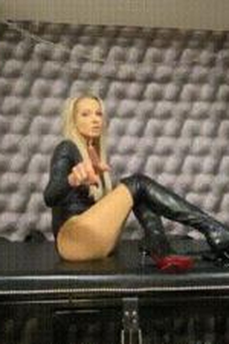 Boot Worship - Screenshot 1 of 4 - Blonde Hair (Female)