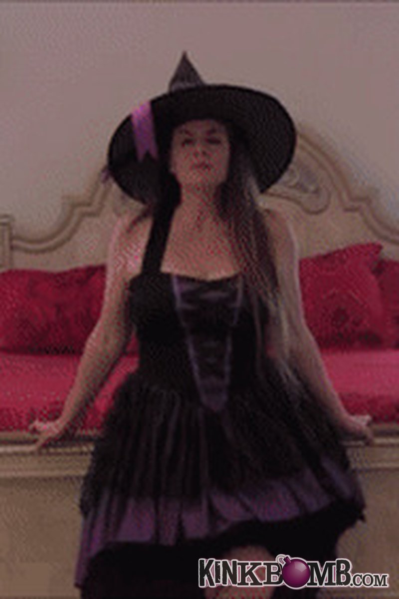 Nikkinevada: Sexy Witch Nikki Masturbating - Screenshot 1 of 4 - Amateur