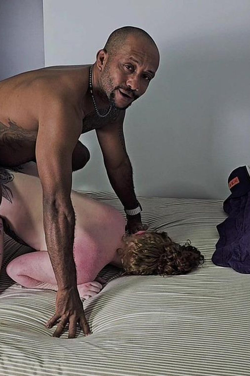 TP-lorranyexotica-ele-envadiu-meu-quarto-quando-eu-estava-nua-e-fudeu-minha-bunda