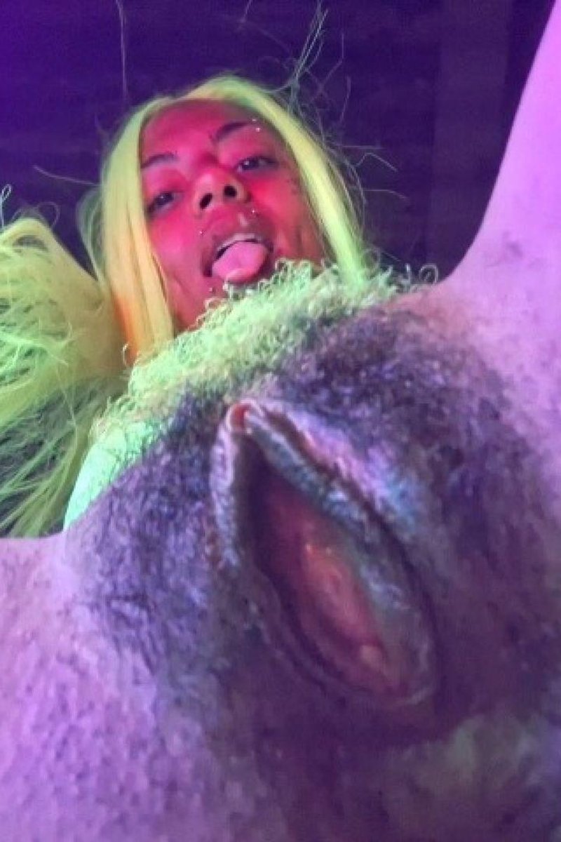 Giant Goddess Pussy - Screenshot 1 of 4 - Babes