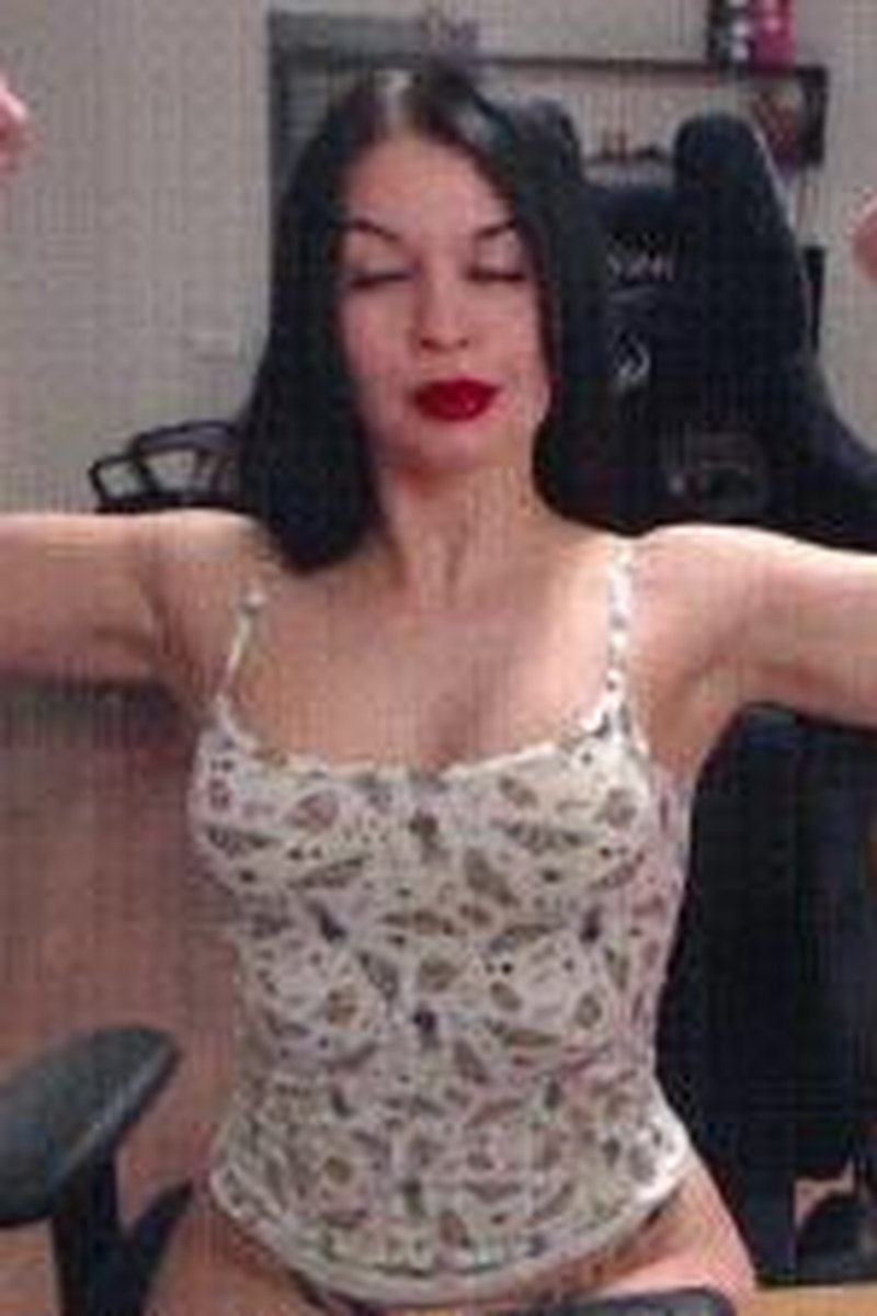 Flexing Biceps - Screenshot 1 of 4 - Armpit Fetish