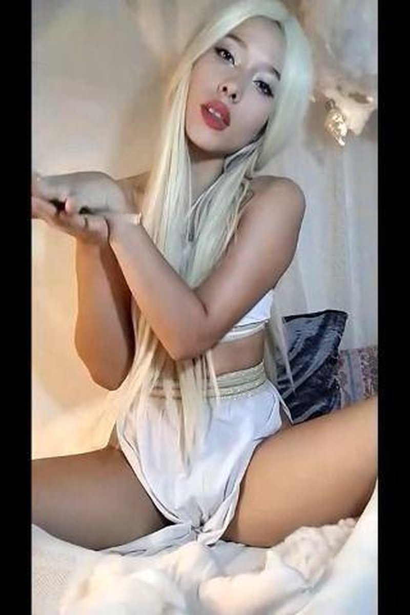 Umbrella - Screenshot 1 of 4 - Blonde Hair (Female)