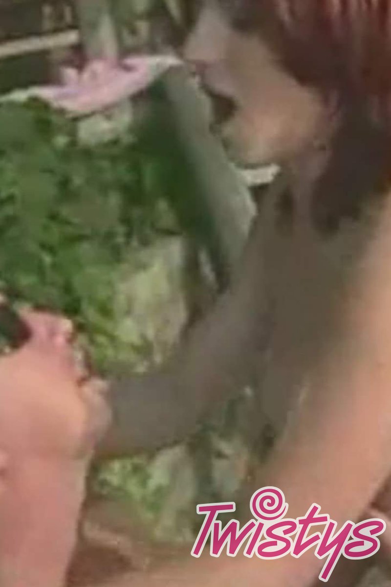 Backyard Boinking - Screenshot 1 of 4 - Blowjob