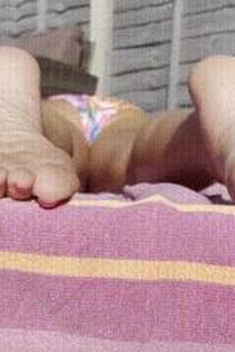 Sunbathing Ignore - Screenshot 1 of 4 - Foot Fetish