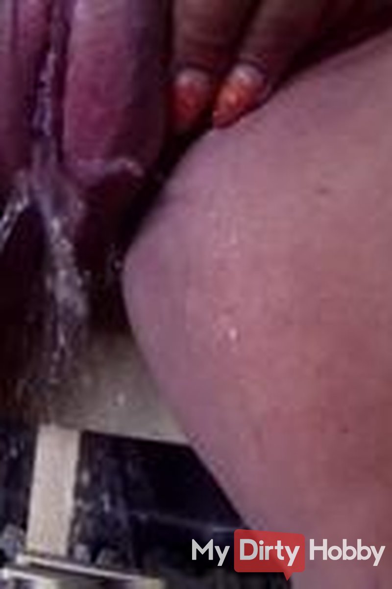 Pee Up Close - Screenshot 1 of 4 - Katys Spy Cam