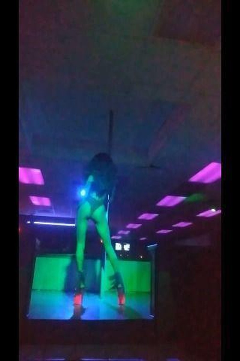 Stripper Dancing - Screenshot 1 of 4 - Black