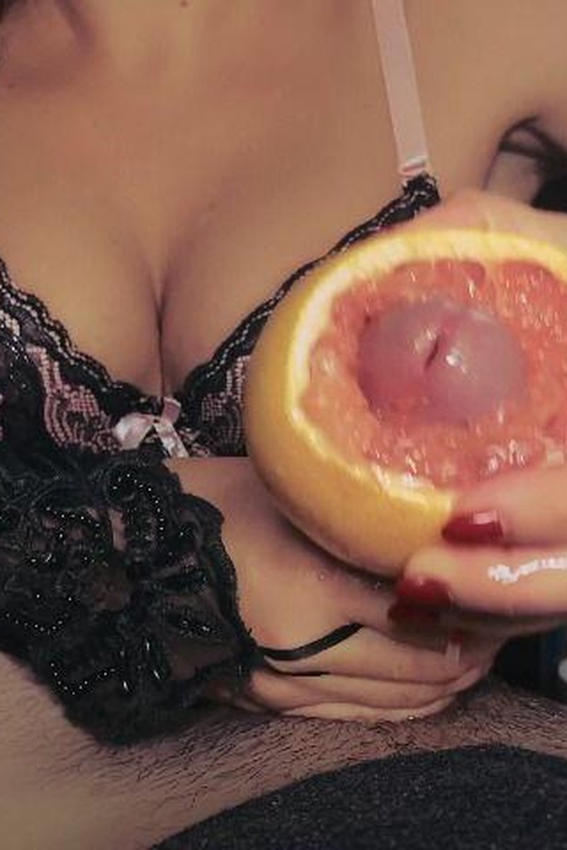 Grapefruit Fun - Screenshot 1 of 4 - Femdom